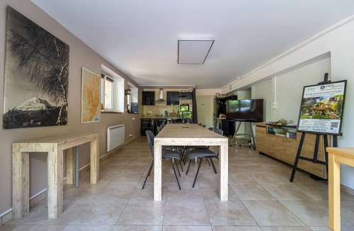 Vic-le-Comte Cabin | Lodge on Stilts All Seasons