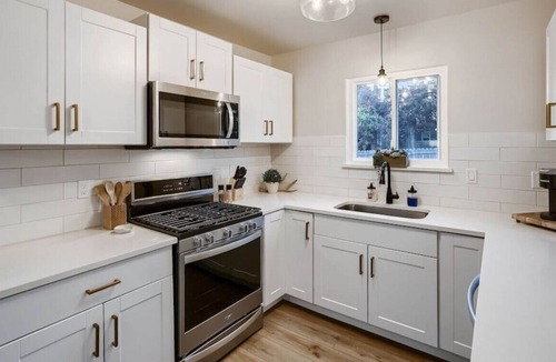 Georgetown House | Lodge on West. Dog friendly and Walk to Square!