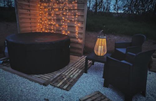 Lapalisse Other | Lodge romantique "le grand chêne" avec Jacuzzi privatif