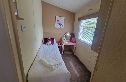 Barnstaple Cabin | Lodge Sleeps 4 - Pet Friendly with Private Parking