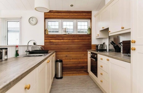 Honiton Cabin | Lodge Sleeps 6 with Private Hot Tub