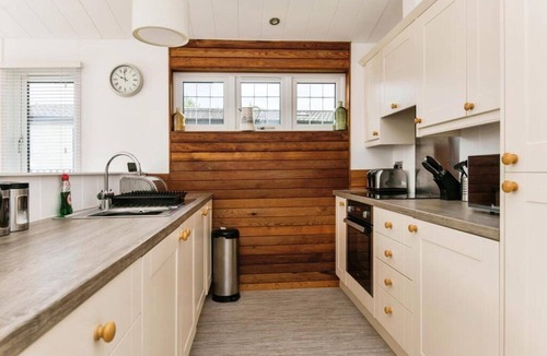 Honiton Cabin | Lodge Sleeps 6 With Private Hot Tub