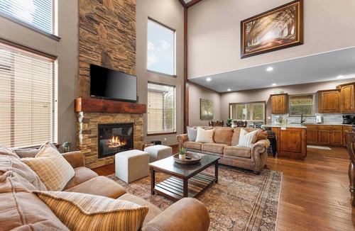 Hollister Cabin | Lodge! Table Rock Lake! Near Branson Amenities!