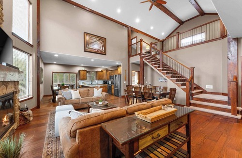 Hollister Cabin | Lodge! Table Rock Lake! Near Branson Amenities!