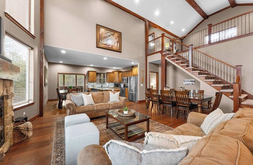 Hollister Cabin | Lodge! Table Rock Lake! Near Branson Amenities!