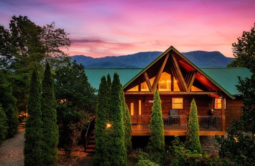 Pittman Center Cabin | Lodge | Views | MayDeals | GmRm| HotTub | FirePit