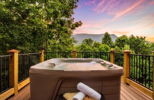 Pittman Center Cabin | Lodge | Views | MayDeals | GmRm| HotTub | FirePit