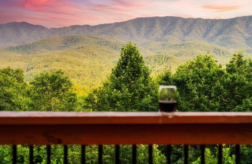 Pittman Center Cabin | Lodge | Views | MayDeals | GmRm| HotTub | FirePit