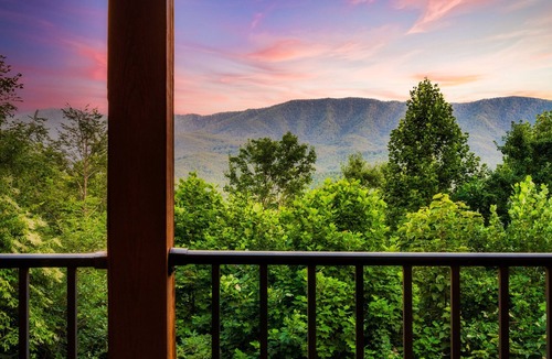 Pittman Center Cabin | Lodge | Views | MayDeals | GmRm| HotTub | FirePit