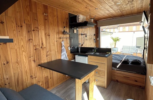 Valenciennes Cabin | Lodge with private terrace. Absolute peace and quiet in the town center.