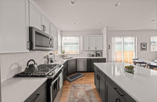 Southern Crossing House | Lodge with Spa, Walk to Old Mill