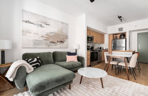 Addicks Apartment | Lodgeur | Bright 1BR w/views | Energy Corridor