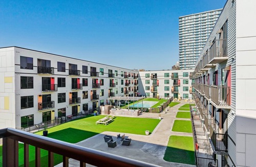 Midtown Apartment | Lodgeur | Designer studio w/pool view | Midtown