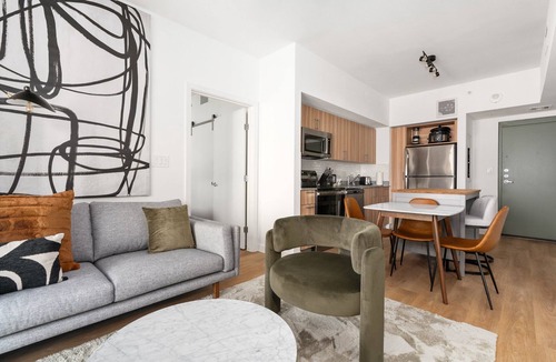 Addicks Apartment | Lodgeur | Fresh 2BR w/balcony | Energy Corridor