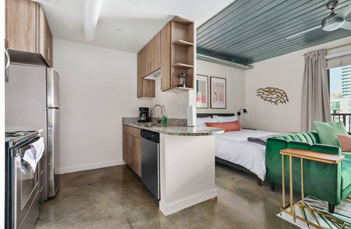 Midtown Apartment | Lodgeur | Marvelous studio w/pool view | Midtown