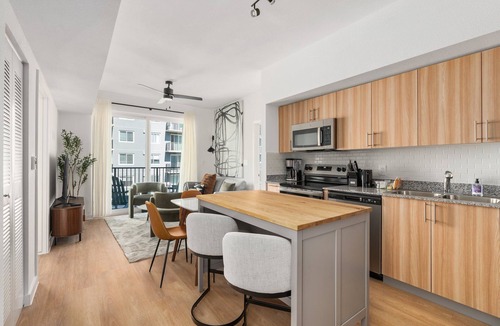 Addicks Apartment | Lodgeur | Modern 2BR w/balcony | Energy Corridor