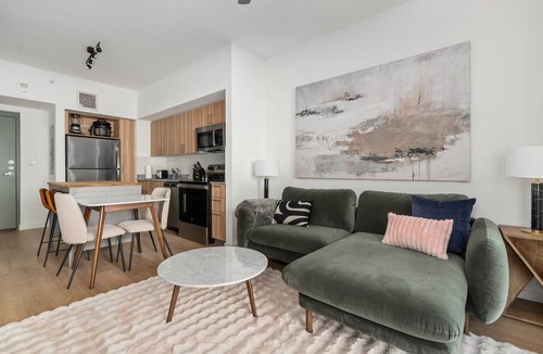 Addicks Apartment | Lodgeur | Sunlit 1BR w/balcony | Energy Corridor