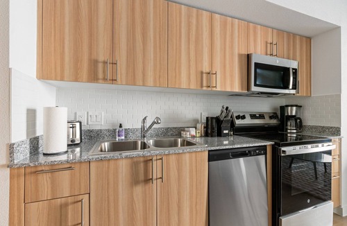 Addicks Apartment | Lodgeur | Sunlit 1BR w/balcony | Energy Corridor