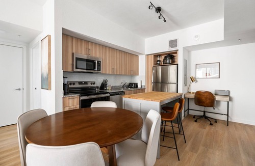 Addicks Apartment | Lodgeur | Trendy 3BR w/balcony | Energy Corridor