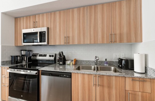 Addicks Apartment | Lodgeur | Trendy 3BR w/balcony | Energy Corridor