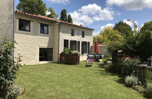 Saint-Sever-de-Saintonge Cottage | Lodging in park, located between Saintes and Cognac