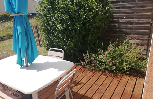 Jonzac Apartment | Lodging 2 *with wooden terrace and small garden