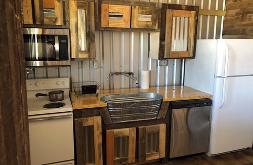 Dublin Cabin | Lodging 7 minutes from Stephenville. 2bedrooms 2 bathrooms, Horse Barn,Turnouts.