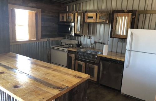Dublin Cabin | Lodging 7 minutes from Stephenville. 2bedrooms 2 bathrooms, Horse Barn,Turnouts.