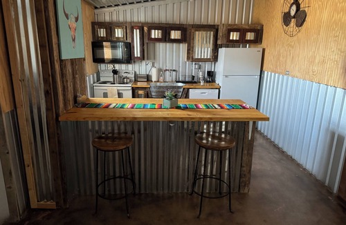 Dublin Cabin | Lodging 7 minutes from Stephenville. 2bedrooms 2 bathrooms, Horse Barn,Turnouts.