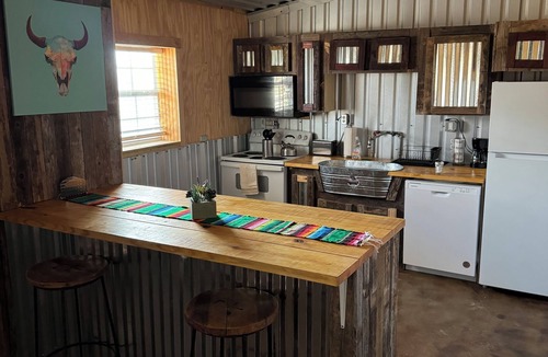 Dublin Cabin | Lodging 7 minutes from Stephenville. 2bedrooms 2 bathrooms, Horse Barn,Turnouts.