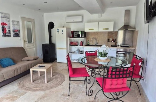 Chateau-Landon Apartment | Lodging "Gorge Rouge