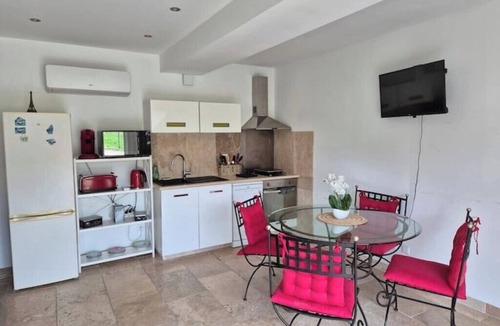 Chateau-Landon Apartment | Lodging "Gorge Rouge