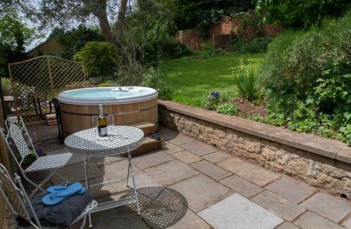Belluton Apartment | Loft Apartment nr Bath & Bristol with hot tub