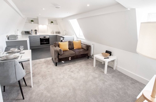 Herongate House | Loft Apartment with Secure Parking