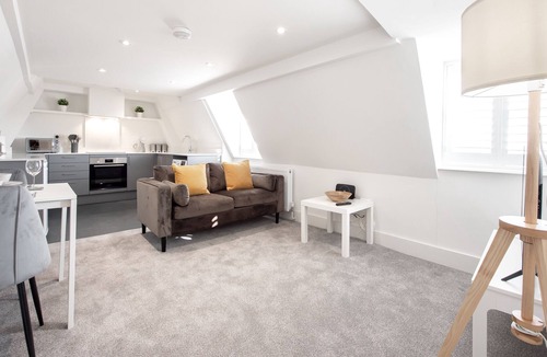 Herongate House | Loft Apartment with Secure Parking