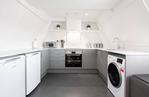 Herongate House | Loft Apartment with Secure Parking