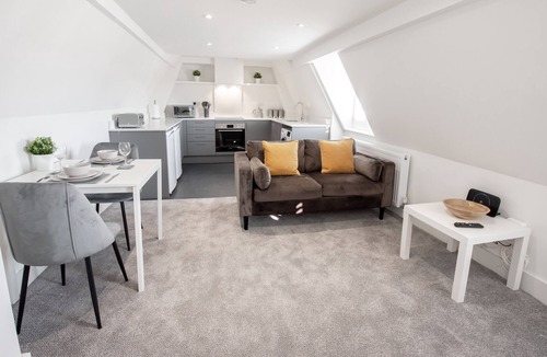 Herongate House | Loft Apartment with Secure Parking