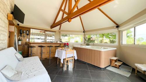 Ferrieres-la-Verrerie Apartment | Loft avec jacuzzi et sauna