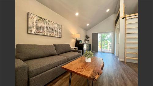 Fruitdale Apartment | Loft Cabin 2 - Rogue River Resort