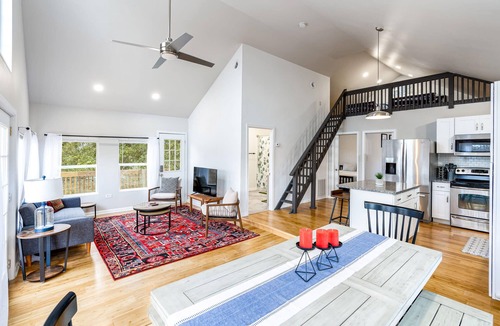 Sleepy Hollow Cabin | Loft cabin w/hot tub, deck & fire pit