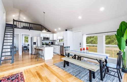 Sleepy Hollow Cabin | Loft cabin w/hot tub, deck & fire pit