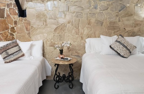 Western Division Apartment | Loft centrally-located place 1 Room Two Beds #3