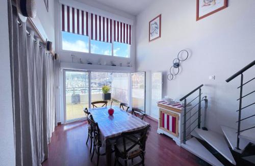 Port Guillaume Apartment | Loft duplex face au port, grande terrasse, plage pied, parking