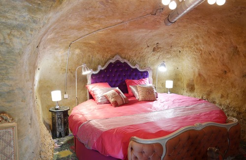 Fondettes Bed & Breakfast | Loft exceptional exception, near Tours, troglodyte, artistic and quiet