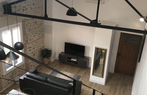 Saint-Genis Apartment | Loft amidst the vines