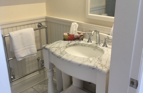 Dufferin Bed & Breakfast | Loft Guest Room 3 w/Skylight Balconyn