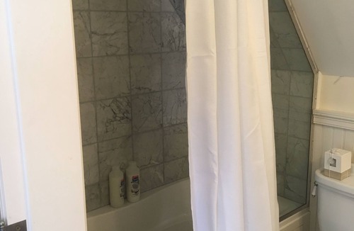 Dufferin Bed & Breakfast | Loft Guest Room 3 w/Skylight Balconyn