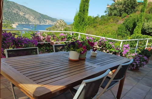 Aiguablava Apartment | Loft in Aiguablava beach. Costa Brava. With private garden and sea views.