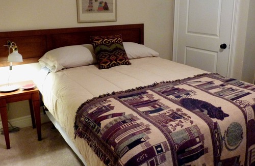 Crystal Beach Apartment | Loft in Charming Cape Cod Style house - 9 min. Walk to Beach - up to 4 guests