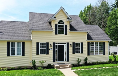 Crystal Beach Apartment | Loft in Charming Cape Cod Style house - 9 min. Walk to Beach - up to 4 guests